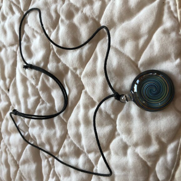 Small glass pendant on adjustable cord - Picture 3 of 3